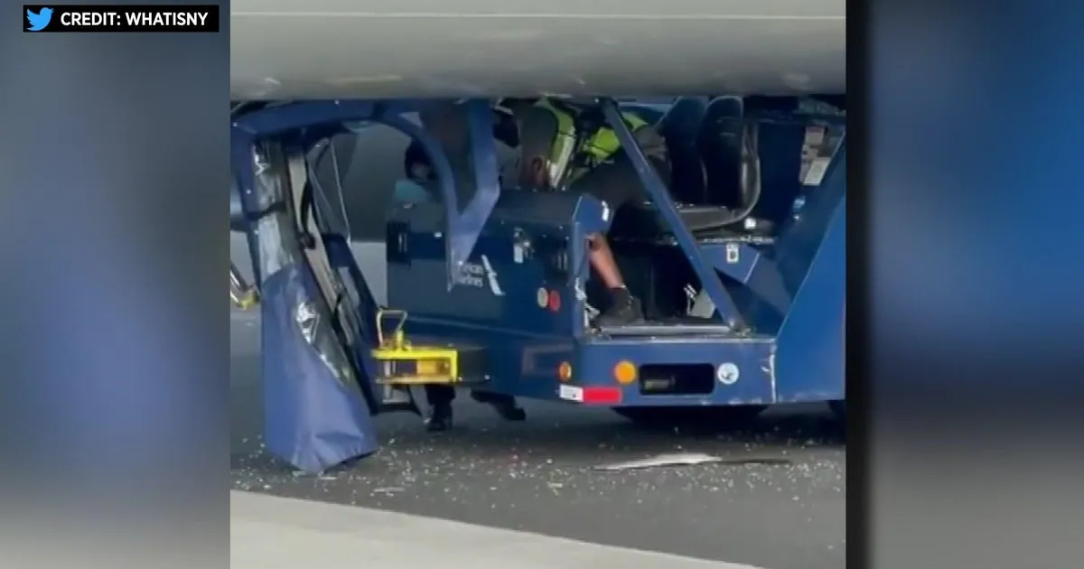 airplane crash laguardia airport — US news