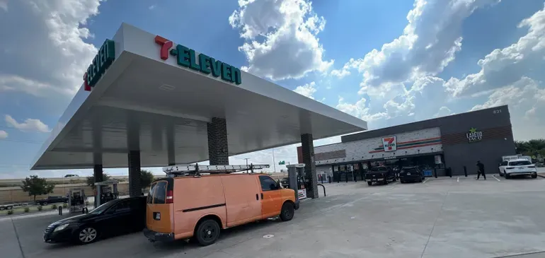 7 eleven closing stores — US news