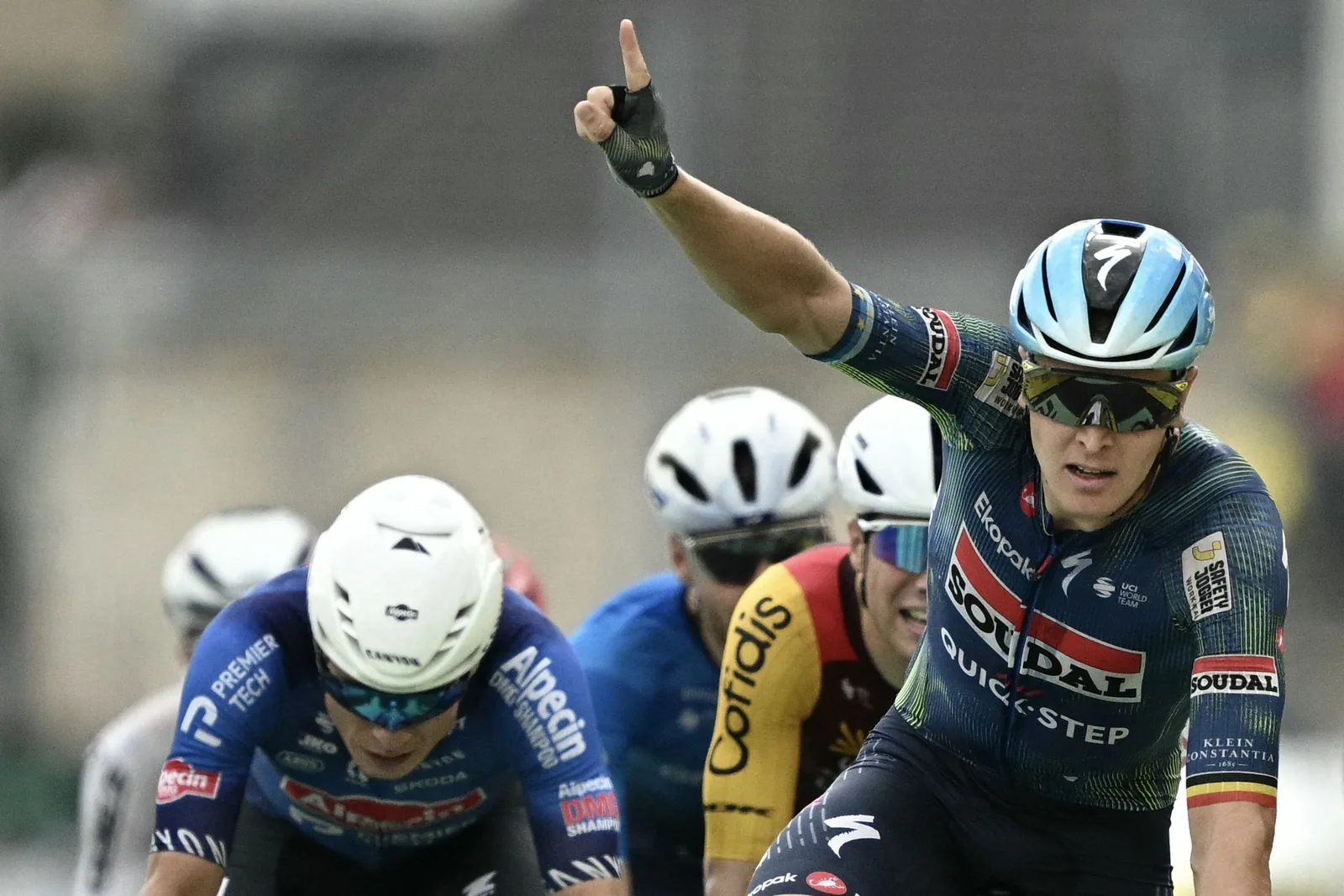 Tim Merlier surges to Tour de France 2026 hat-trick on stage 12 but crash hits sprinters