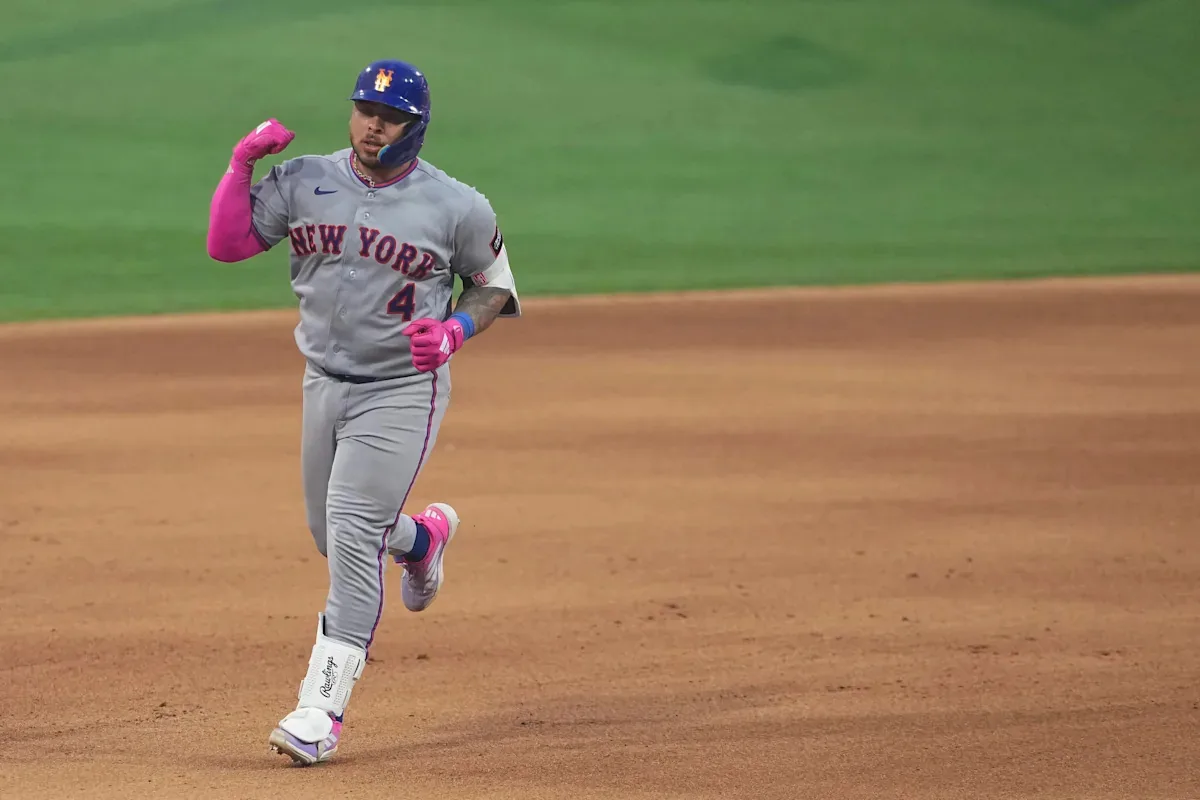 Francisco Alvarez homers twice as Mets beat Phillies 4-1 under smoky sky